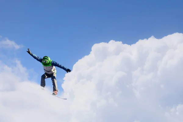 Snowboarder faire du saut — Photo