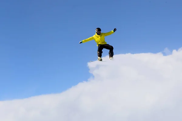 滑雪板制作跳 — 图库照片