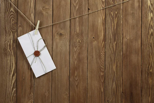 Envelope fixado à corda — Fotografia de Stock