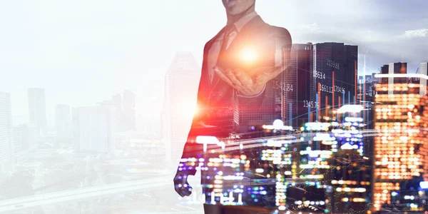 Oluşturucu adam cityscape karşı