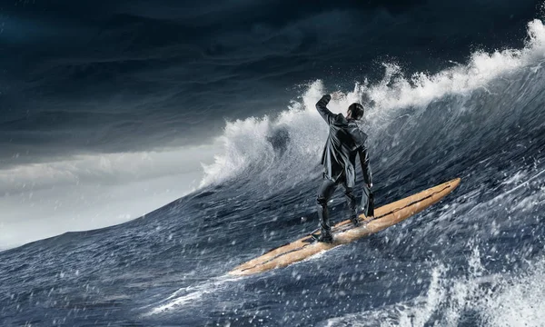 큰 파도 서핑입니다. 혼합 매체 — 스톡 사진