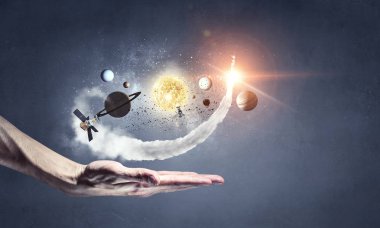 Güneş sistemi elinde