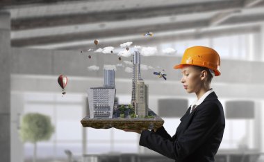 Kadın sunan inşaat projesi. Karışık teknik