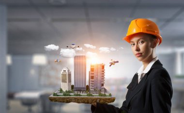 Kadın sunan inşaat projesi. Karışık teknik