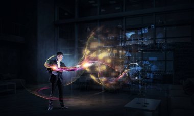 Sihirli gösteren iş adamı. Karışık teknik