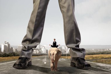 Onun güç ve egemenlik kesindir. Karışık teknik