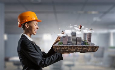 Kadın sunan inşaat projesi. Karışık teknik