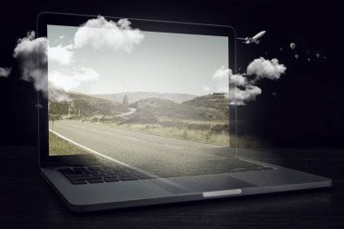 Koyu arka plan açılan laptop. Karışık teknik