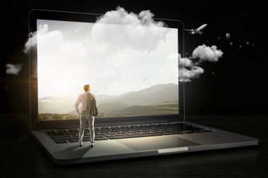 Bulutların üstünde laptop perde. Karışık teknik