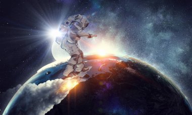 Yönetim Kurulu uçan üzerinde uzay adamı. Karışık teknik