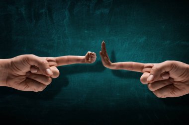 Gösteren yumruk jest .