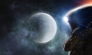 Kapüşonlu adam silüeti