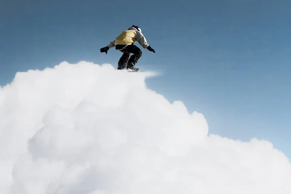 Snowboarder fazendo salto — Fotografia de Stock