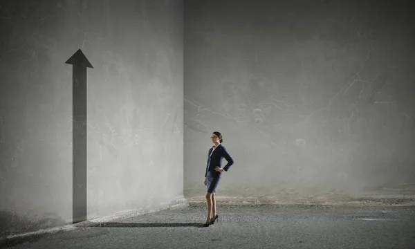 Geschäftsfrau im leeren Raum. Gemischte Medien — Stockfoto