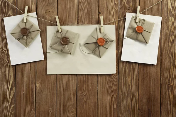 Envelopes fixados à corda — Fotografia de Stock