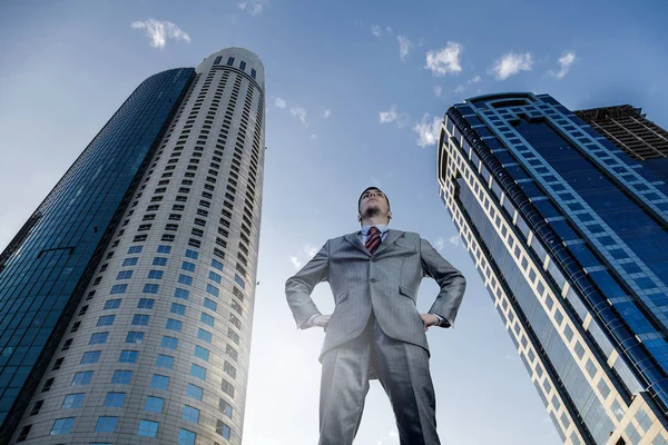 Ele é gigante de negócios. — Fotografia de Stock