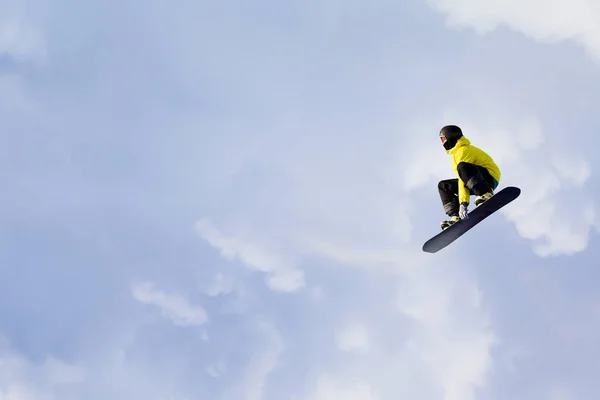 スノーボーダー作るジャンプ — ストック写真