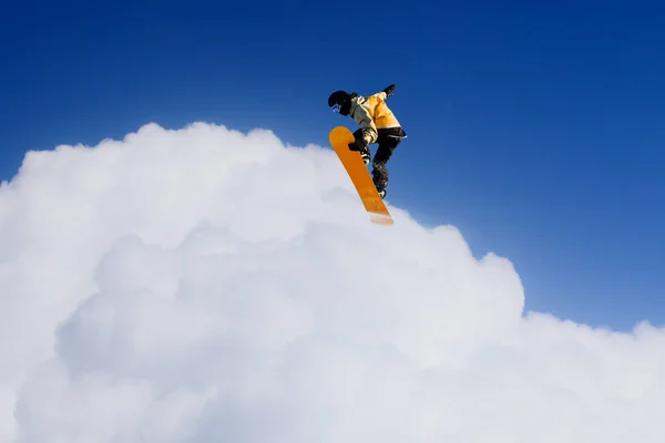 Snowboardista tvorby skok — Stock fotografie