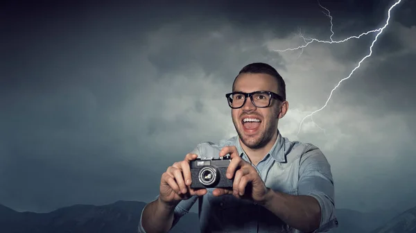 Un tipo con fotocámara retro. Medios mixtos —  Fotos de Stock