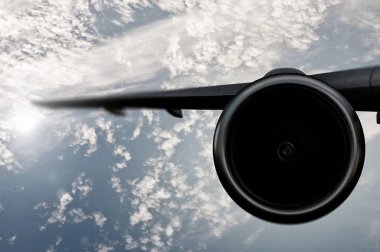 Gökyüzünde uçak silueti. Karışık teknik