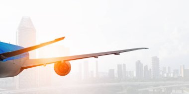 Uçak gökyüzünde. Karışık teknik