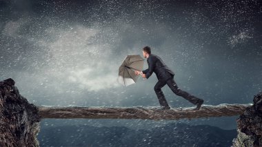 Siyah şemsiye ile iş adamı. Karışık teknik