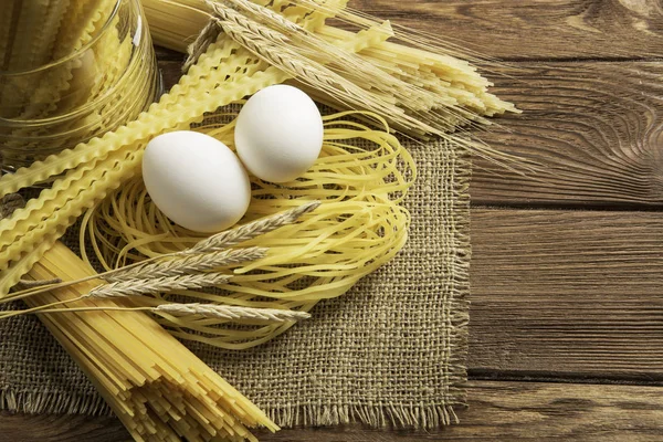 Droge pasta op tafel — Stockfoto