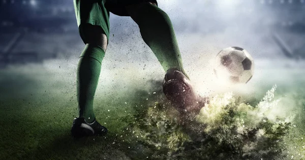 Fotboll målet ögonblick. Mixed media — Stockfoto
