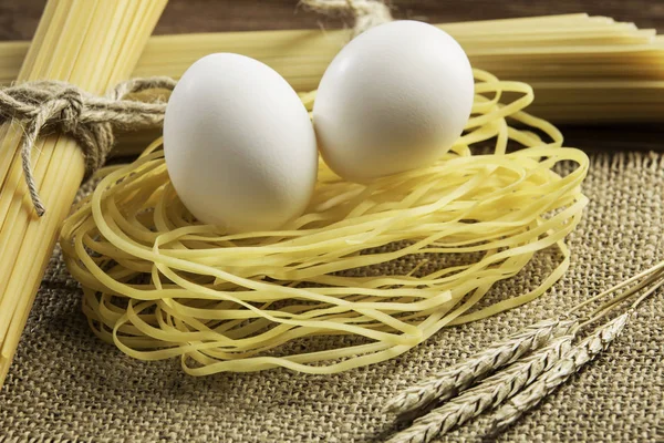 Droge pasta op tafel — Stockfoto