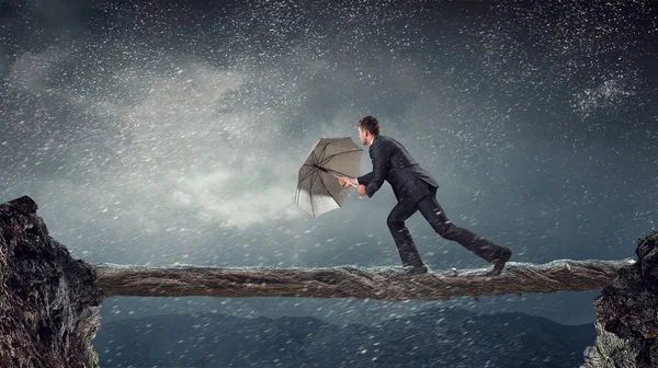 Siyah şemsiye ile iş adamı. Karışık teknik