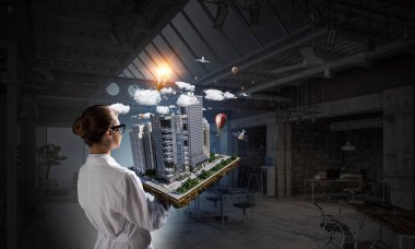 Kadın sunan inşaat modeli. Karışık teknik