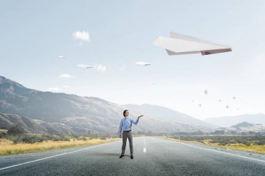 Origami uçak gökyüzünde uçan. Karışık teknik