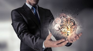 Dişli mekanizması elinde. Karışık teknik