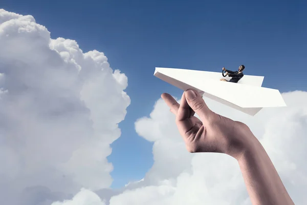 De piloot van de vrouw in papier vliegtuig. Mixed media — Stockfoto