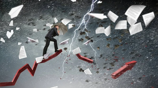 Siyah şemsiye ile iş adamı. Karışık teknik