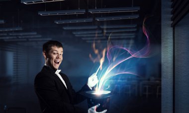 Sihirli gösteren iş adamı. Karışık teknik