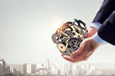 Dişli mekanizması elinde. Karışık teknik