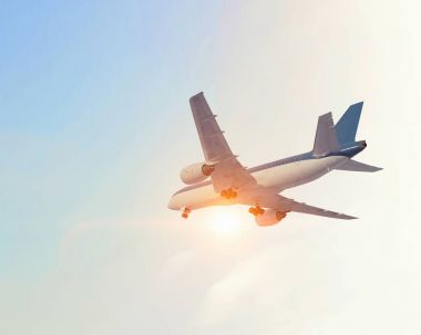 Uçak gökyüzünde. Karışık teknik