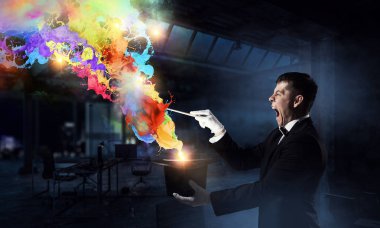 Sihirli gösteren iş adamı. Karışık teknik