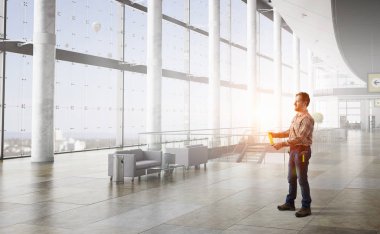 Yetişkin mühendis adam. Karışık teknik