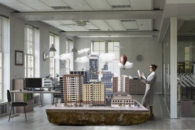 Kadın sunan inşaat modeli. Karışık teknik