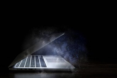 Parlayan dizüstü bilgisayar aygıt. Karışık teknik