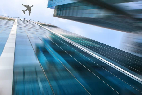 Vista in basso dell'aereo sopra la città. Mezzi misti — Foto Stock