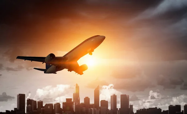 Avión en el cielo. Medios mixtos —  Fotos de Stock