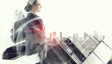 İşkadını şehir bir arka plana dayanır. Karışık teknik