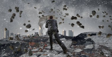 Siyah şemsiye ile iş adamı. Karışık teknik