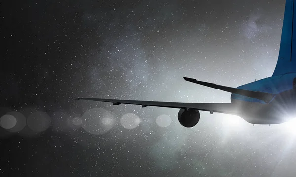 Silhouette di aeroplano in cielo. Mezzi misti — Foto Stock