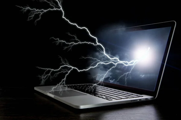 Laptop z lightning. Techniki mieszane — Zdjęcie stockowe