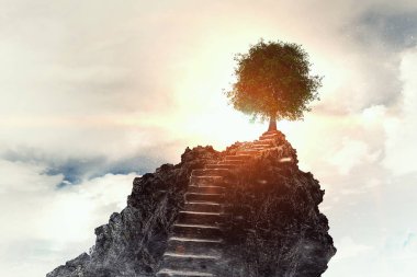 Taş imkan ve ağaç üstünde tepe. Karışık teknik