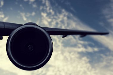 Gökyüzünde uçak silueti. Karma ortam. Karışık teknik